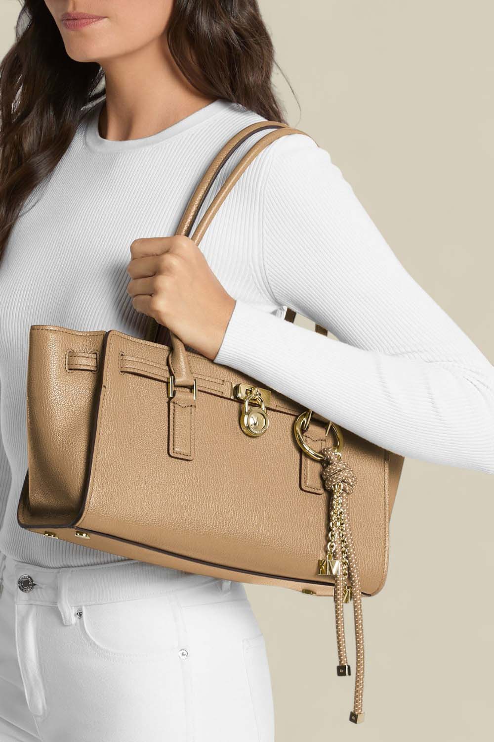 תמונת כל הלוק של תיק כתף המילטון סמול